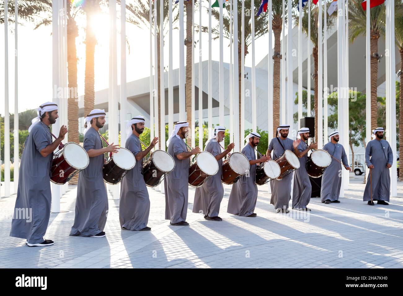 Dubai, VAE - 15. November 2021: Emirati Willkommenstanz um Expo2020 Uhr. Energiegeladene authentische Darbietung auf dem 2020 Plaza. Stockfoto