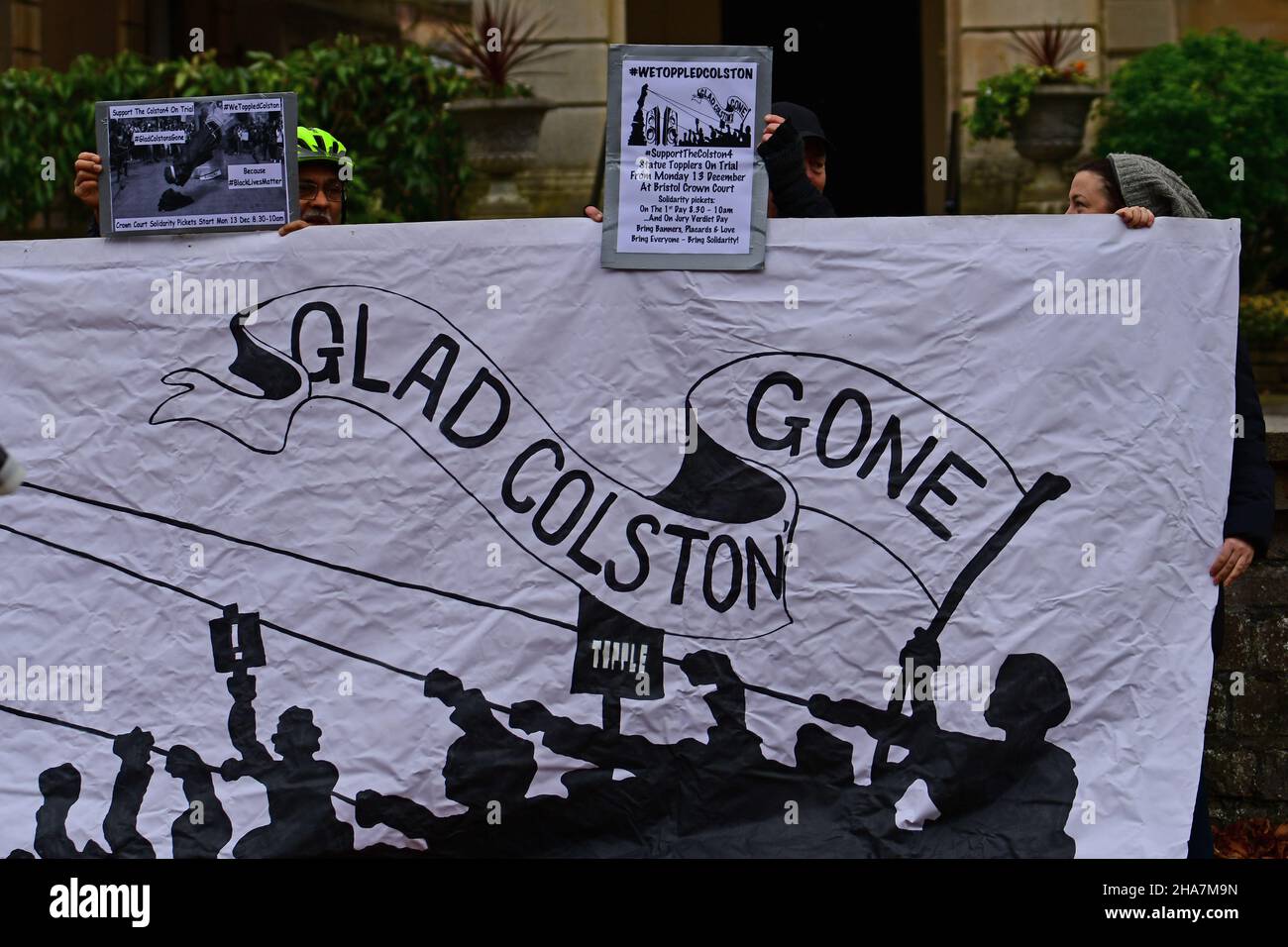 Bristol, Großbritannien. 11th Dez 2021. An einem milden und feuchten Morgen wurde ein großes weißes Banner mit Glad Colston Gone über die Vorderwand der Merchant Hall an der Promenade clifton in Bristol geschrappt. Hier geht es um den Sturz der Colston Statue in der Stadt vor einem Jahr. Dies ist der Vorabend des achttägigen Prozesses, der am Montag beginnen soll.Merchants Hall ist der Hauptsitz der Gesellschaft der Merchant Ventures. Kredit: Robert Timoney/Alamy Live Nachrichten Stockfoto