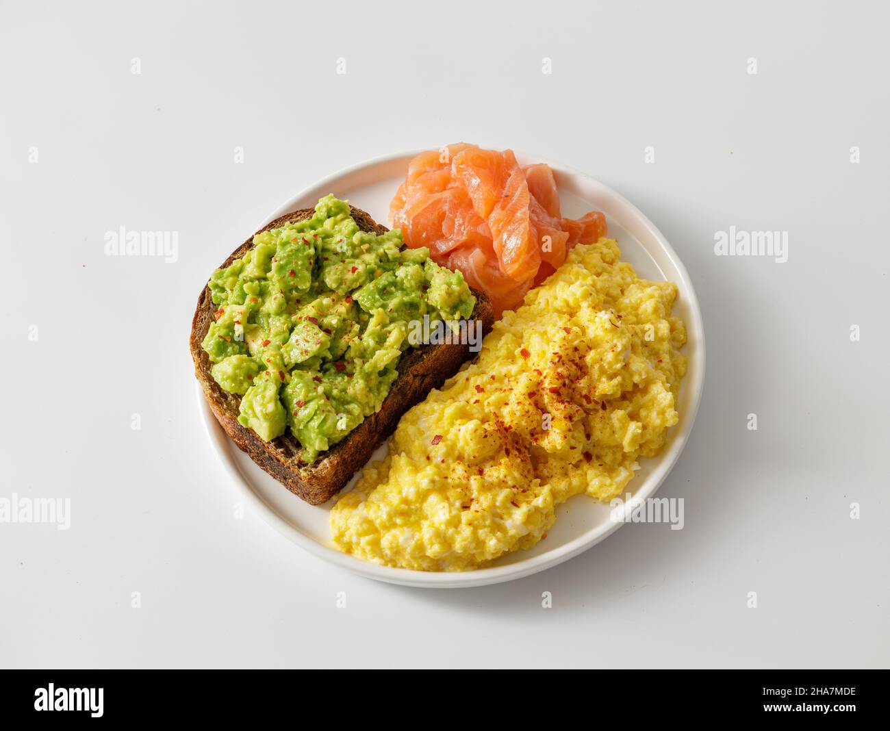 Kalorienreiche und herzhafte Mahlzeit auf weißem Teller Stockfoto