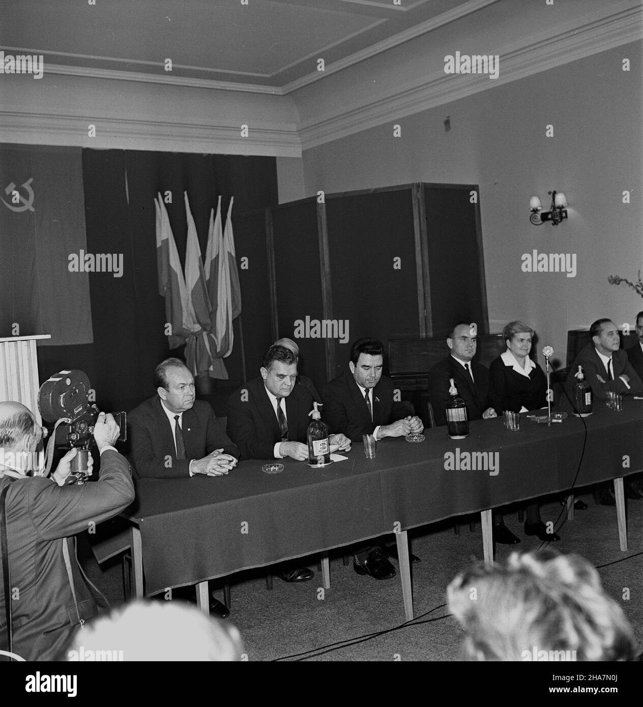 Warszawa, 1969-11-21. W Domu Nauczyciela na Starym Mieœcie podejmowano delegacjê KPZR, która przyby³a na spotkanie z pracownikami i dzia³aczami kultury stolicy. Delegacji radzieckiej przewodniczy³ kierownik Wydzia³u Kultury KC KPZR Wasilij Szauro. Goœciom towarzyszyli cz³onkowie sekretariatu KW PZPR z i Sekretarzem KW Józefem Kêp¹. NZ. goœcie spotkania za sto³em prezydialnym, m.in. J. Kêpa (3P). mta PAP/Boles³aw Miedza Warschau, 21. November 1969. Eine Delegation der Kommunistischen Partei der Sowjetunion (KPdSU) trifft sich im Lehrerhaus in der Warschauer Altstadt zu einem Treffen mit der polnischen Hauptstadt c Stockfoto