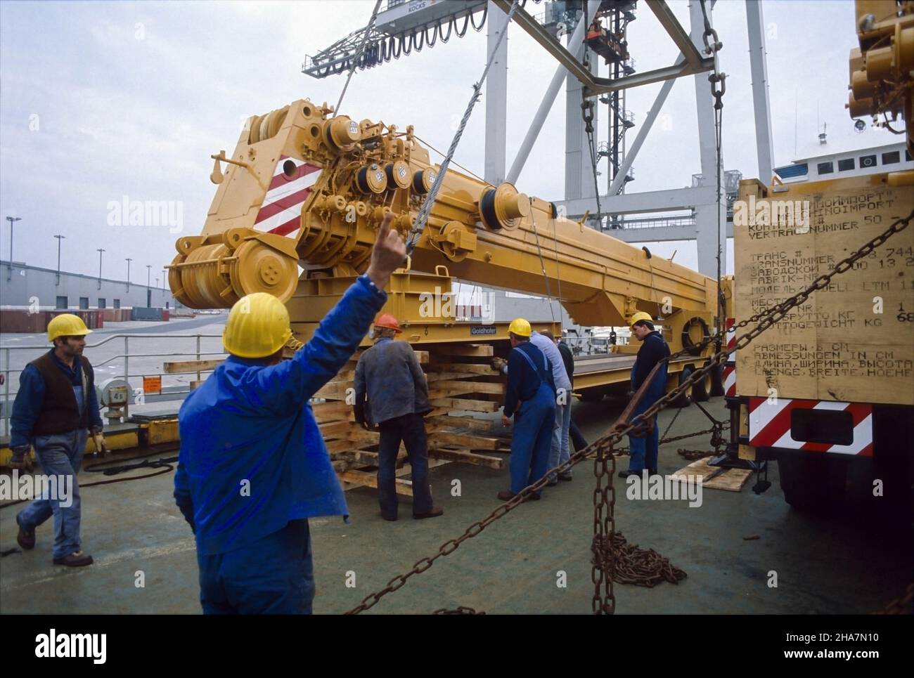 Schwere Ladung, ein mobiler Kran, wird auf das Oberdeck eines Ro-Ro-Schiffes im Hamburger Hafen verladen. Stockfoto