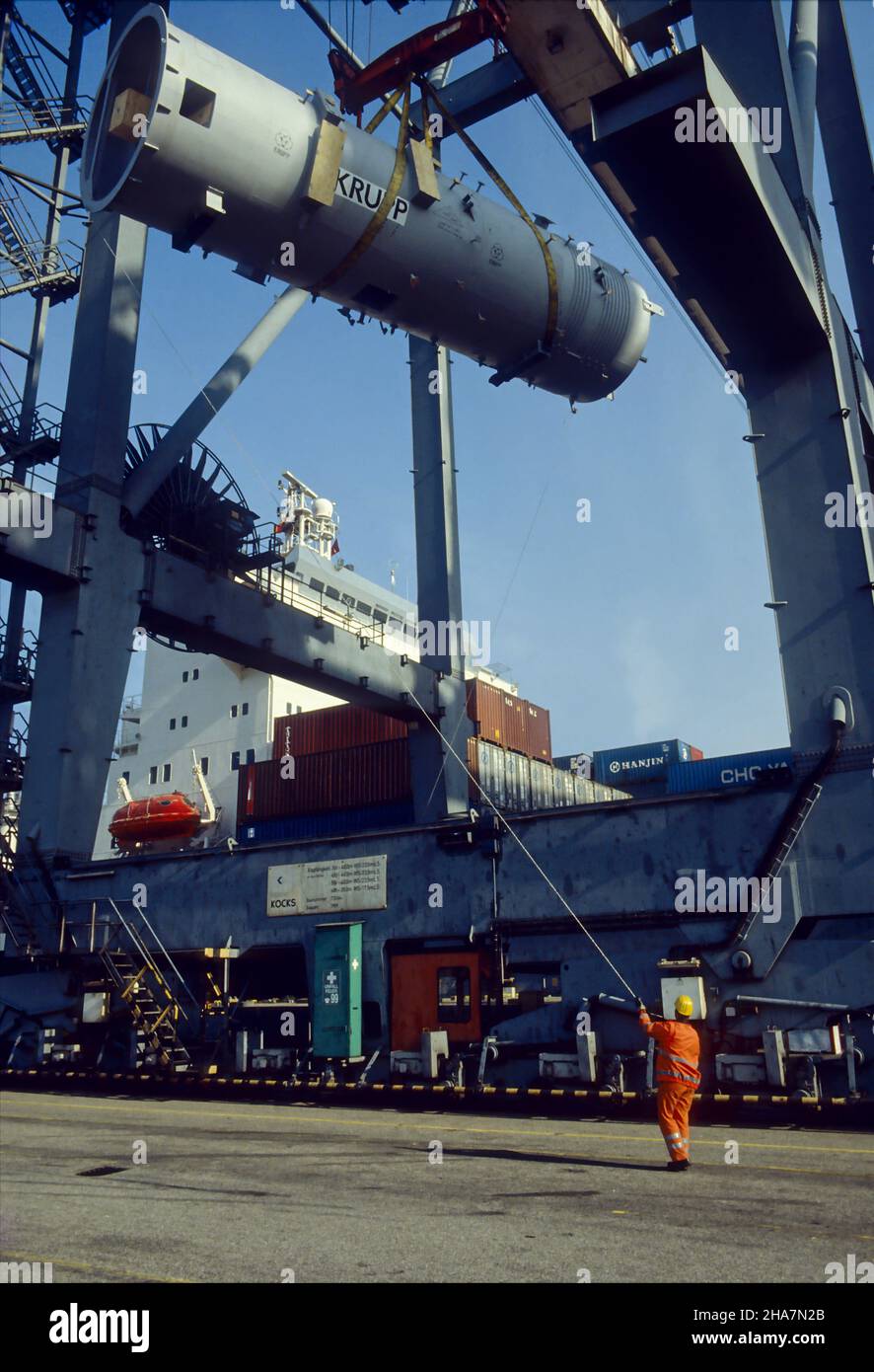 Schwerkraftwerkskomponente, Boiler Tube, wird am Eurogate Container Terminal im Hamburger Hafen an Bord eines Containerschiffes gehoben. Stockfoto