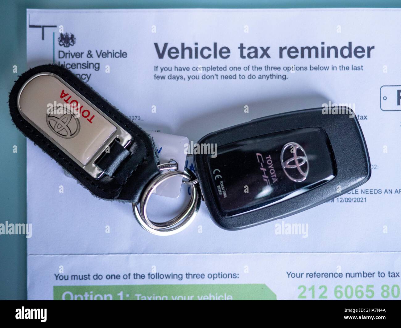 Fahrer- und Fahrzeuglizenzbehörde, DVLA-Kfz-Steuer, Kfz-Steuer-Erinnerung, mit Kfz-Schlüsselanhänger Stockfoto