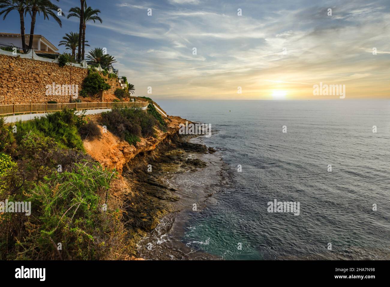 Atemberaubender Blick auf die Klippe am Meer bei einem wunderschönen Sonnenaufgang Stockfoto