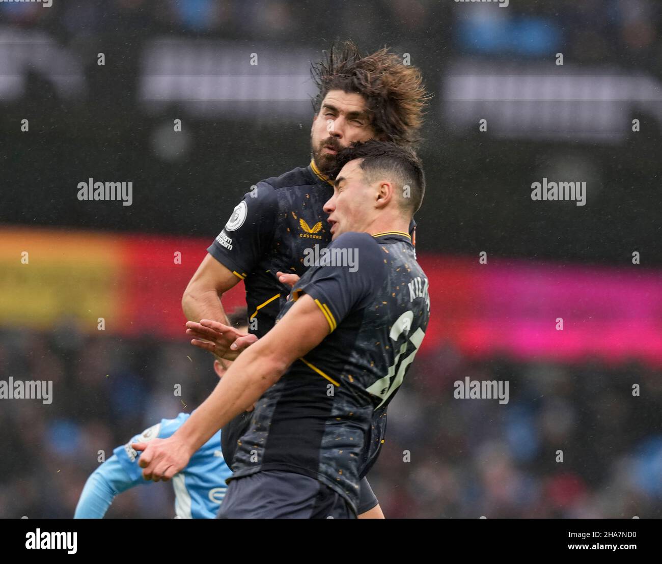 Manchester, England, 11th. Dezember 2021. Ein Zusammenstoß der Köpfe zwischen Max Kilman und Ruben Neves von Wolverhampton Wanderers führt zu einer langen Verzögerung für eine Kopfwunde während des Premier League-Spiels im Etihad Stadium, Manchester. Bildnachweis sollte lauten: Andrew Yates / Sportimage Kredit: Sportimage/Alamy Live News Stockfoto