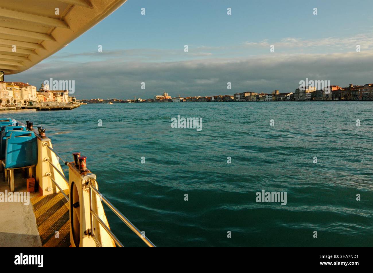 Panoramablick auf die Insel Giudecca in Venedig von einem Wasserbus Vaporetto, Italien Stockfoto