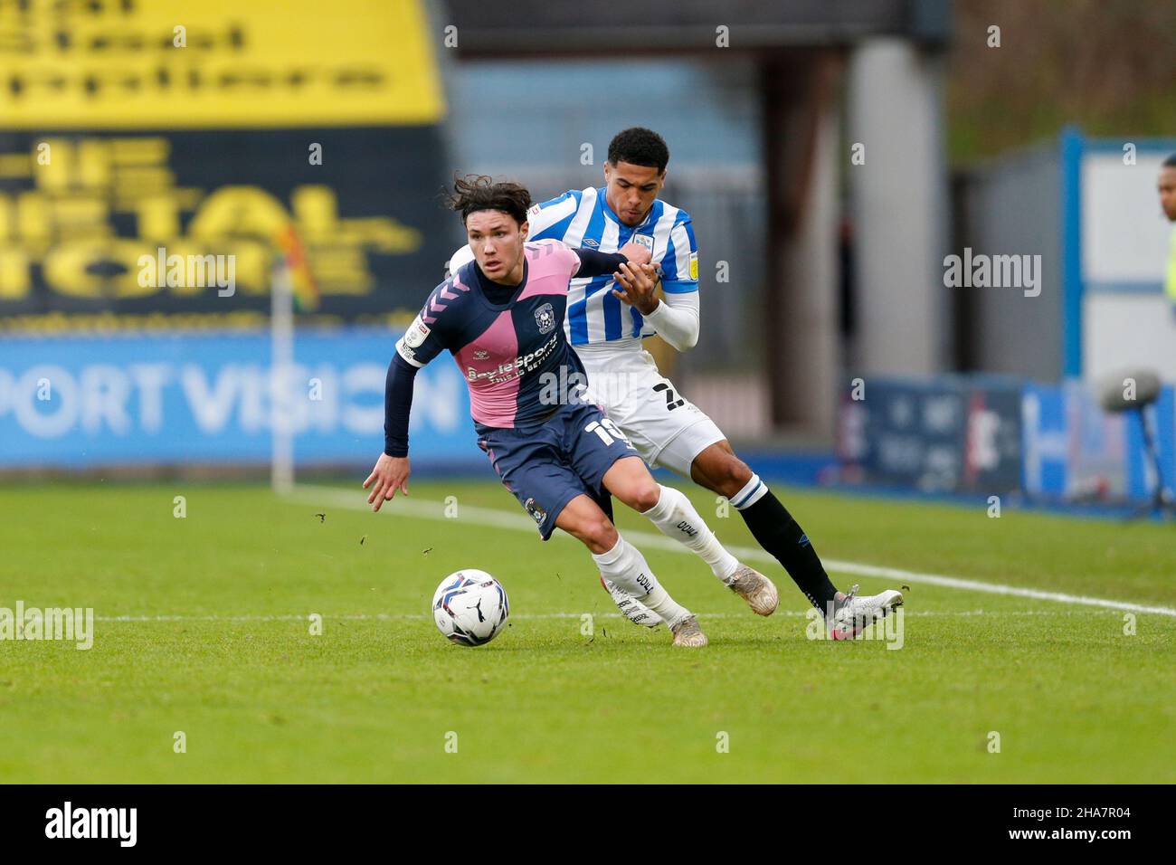 Huddersfield, Großbritannien. 11th Dez 2021. Levi Colwill #26 von Huddersfield Town und Callum O'Hare #10 von Coventry City in Huddersfield, Großbritannien am 12/11/2021. (Foto von Ben Early/News Images/Sipa USA) Quelle: SIPA USA/Alamy Live News Stockfoto