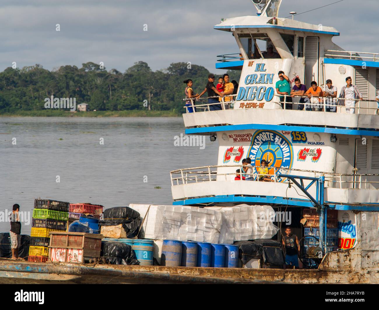 Amazonas, Peru - 12. Dez 2017: Frachtschiff mitten im Amazonas, Amazonien, Südamerika Stockfoto