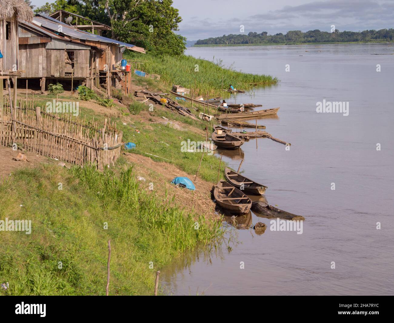 Amazonas-Regenwald, Peru - Dezember 2017: Dorf und viele Holzboote am hohen Flussufer während der Niedrigwassersaison am Amazonas. Ama Stockfoto