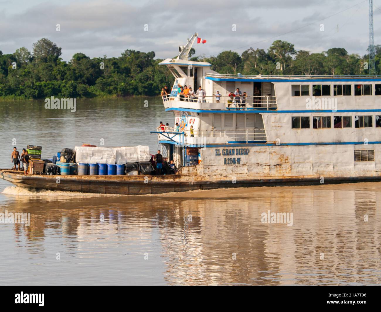 Amazonas, Peru - 12. Dez 2017: Frachtschiff mitten im Amazonas, Amazonien, Südamerika Stockfoto