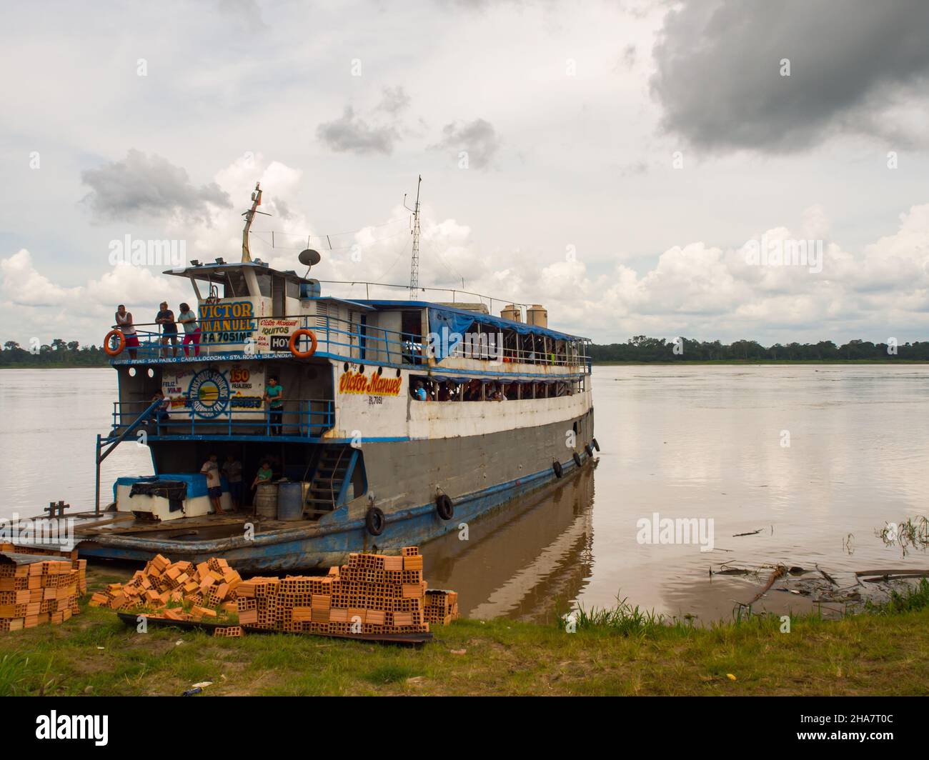 Jungle, Peru - Dez, 2017: Frachtschiff auf dem Ufer des Amazonas.. Amazonien. Südamerika. Stockfoto