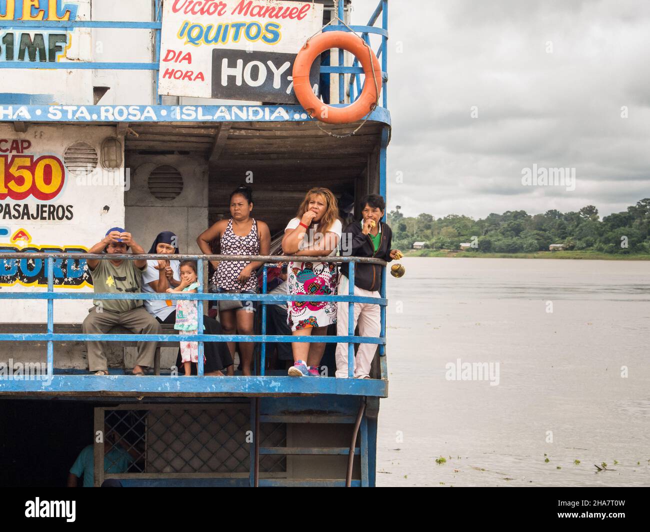 Amazonas, Peru - Dez, 2017: Passanten auf dem Frachtschiff mitten im Amazonas, Amazonien, Südamerika Stockfoto