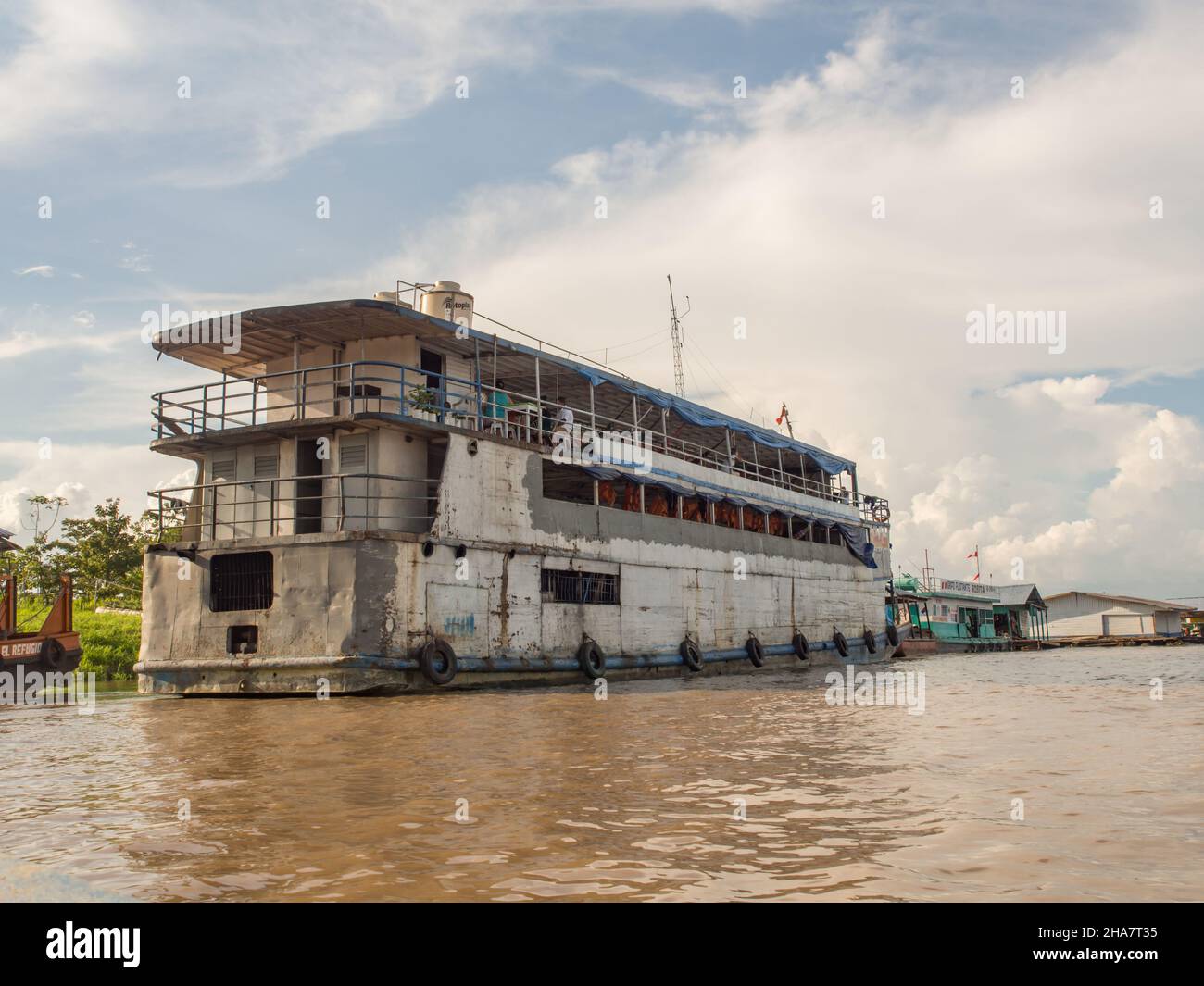 Santa Rosa, Peru - Dez, 2017: Frachtschiff auf dem Amazonas im kleinen Hafen von Santa Rosa. Amazonien. Südamerika. Stockfoto