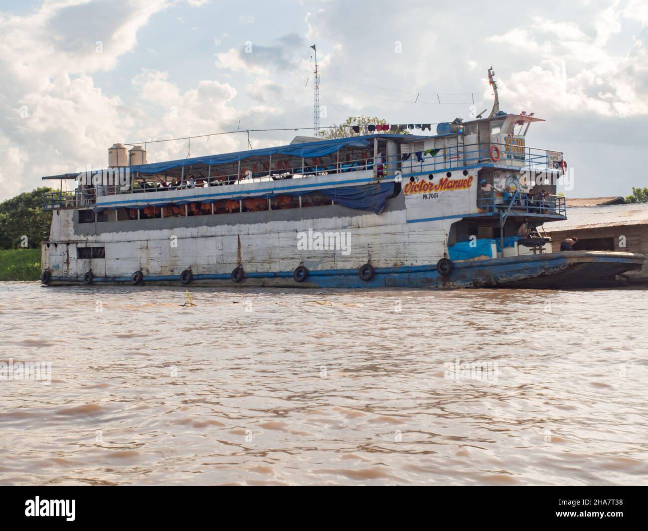 Santa Rosa, Peru - Dez, 2017: Frachtschiff auf dem Amazonas im kleinen Hafen von Santa Rosa. Amazonien. Südamerika. Stockfoto