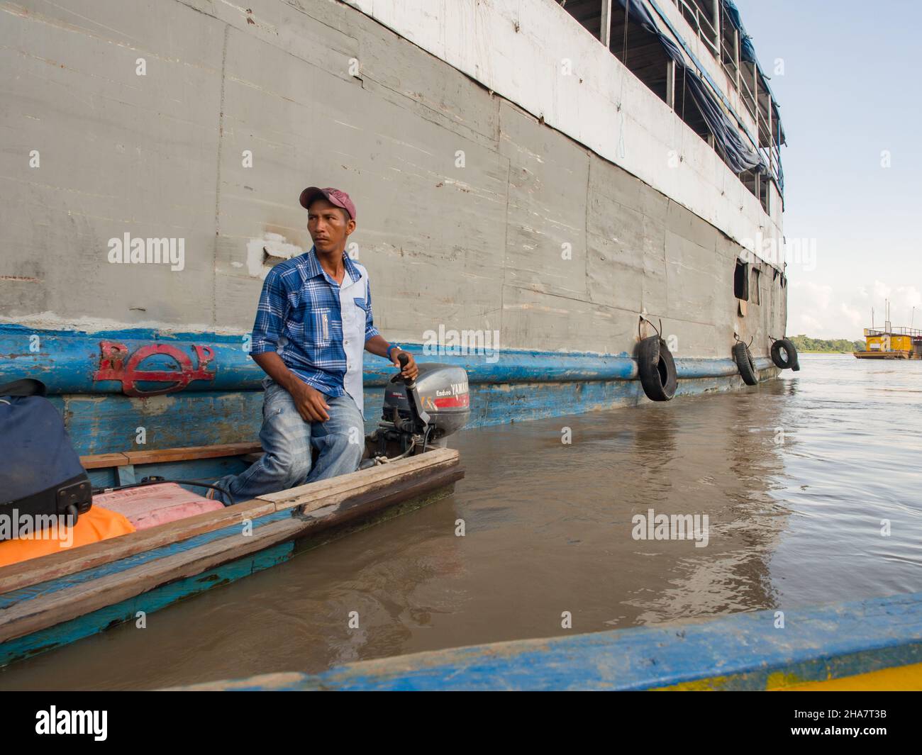 Santa Rosa, Peru - 11. Dezember 2017: Frachtschiff auf dem Amazonas im kleinen Hafen von Santa Rosa. Amazonien. Südamerika. Stockfoto