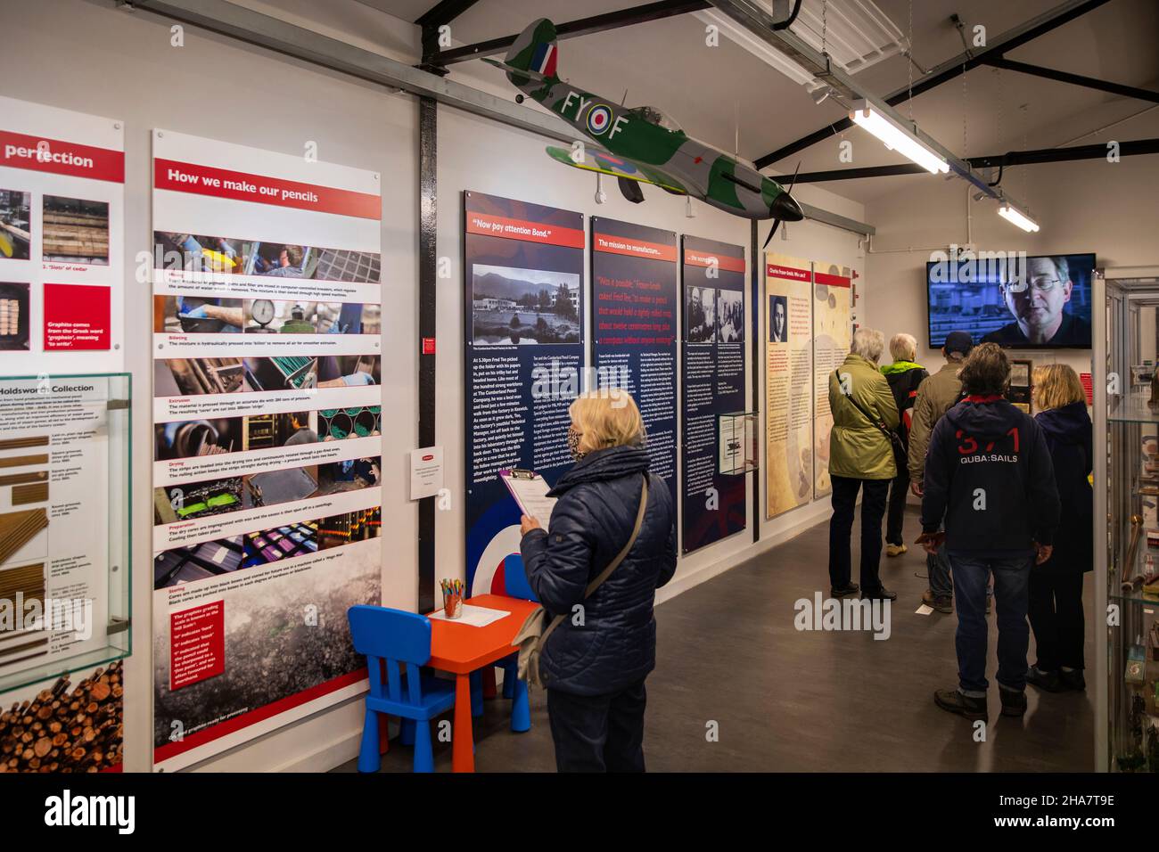 UK, Cumbria, Allerdale, Keswick, Southey Works, Besucher im Derwent Pencil Museum Stockfoto
