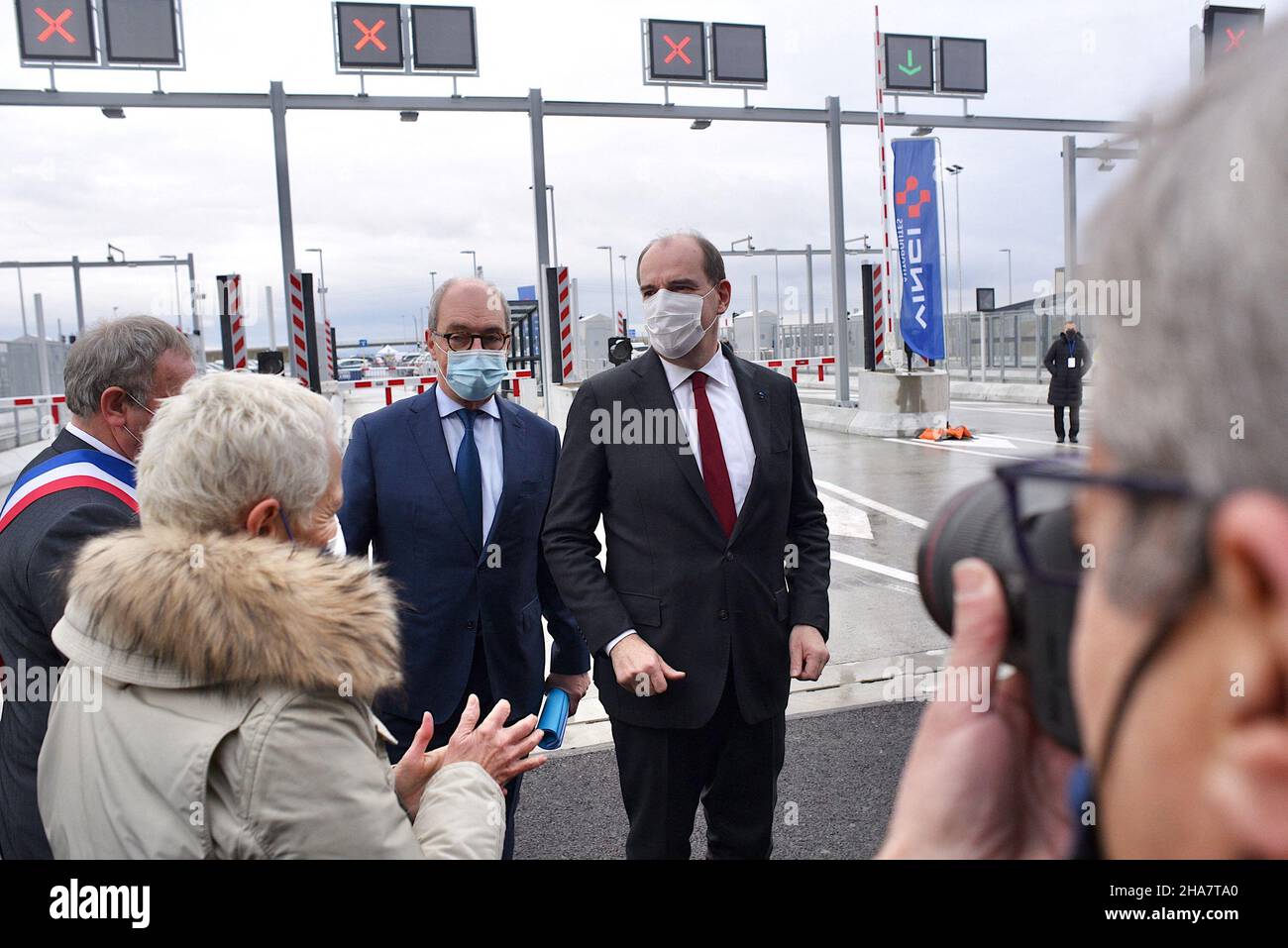 Besuch von Premierminister Jean CASTEX mit Brigitte KLINKERT, der für Integration zuständigsten Ministerin beim Minister für Arbeit, Beschäftigung und Integration. Der Premierminister weiht in Ittenheim die Great Western Road Bypass GCO von Straßburg ein. Durch die Entlastung der Straßburger Straßen wird der A355 die Luftqualität verbessern und die Lärmbelastung im Herzen der Eurometropole verringern. Sie wird auch zur Verbesserung der Straßenverkehrssicherheit im aktuellen Jahr A35 beitragen und damit die vielen Probleme angehen, die das tägliche Leben der Einwohner betreffen.11. Dezember 2021, Straßburg, Nordostfrankreich. Foto b Stockfoto