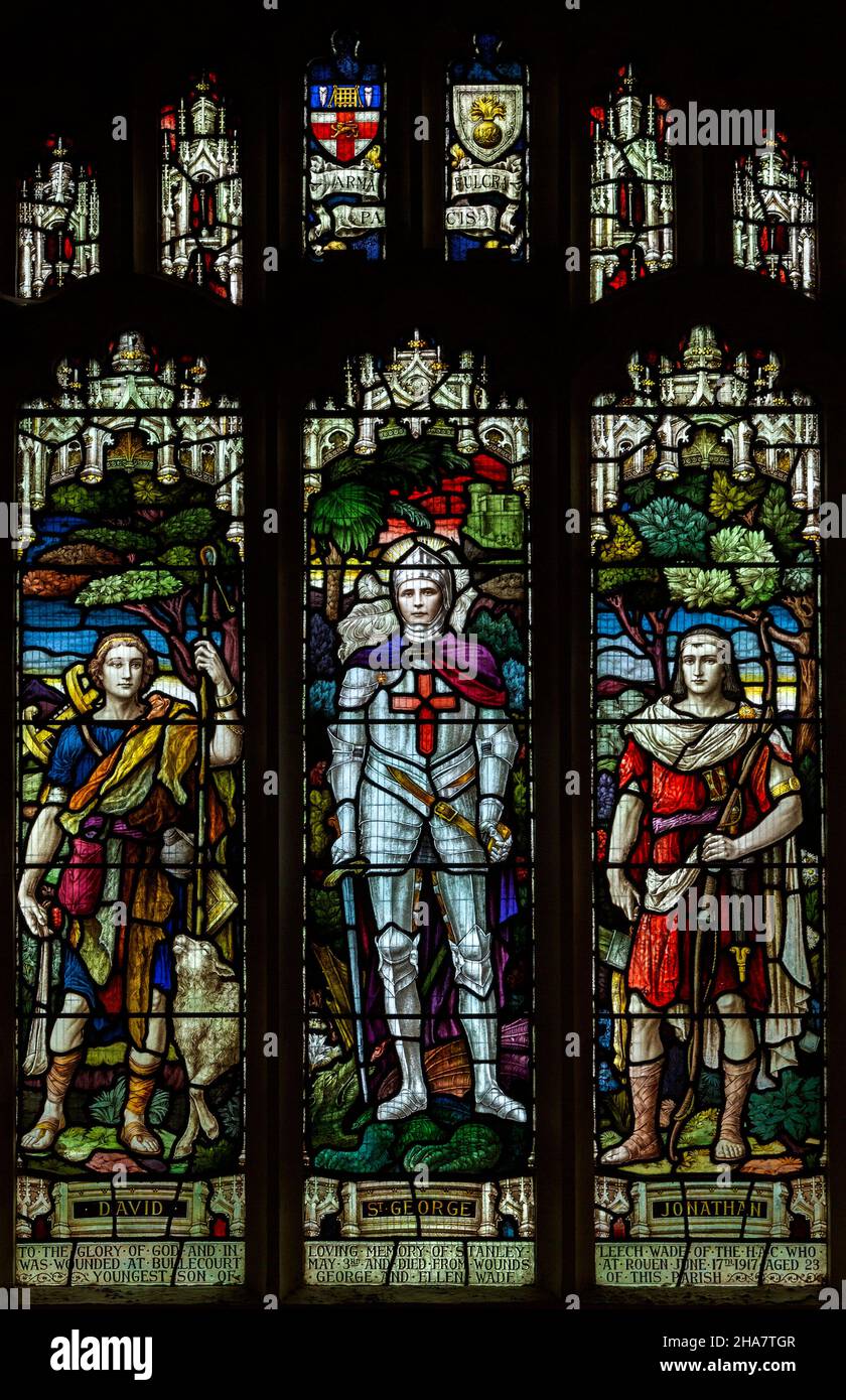 Glasfenster kleine Waldingfield Kirche, Suffolk, England, Großbritannien von David, Saint George und Jonathan, Kriegsdenkmal Stockfoto