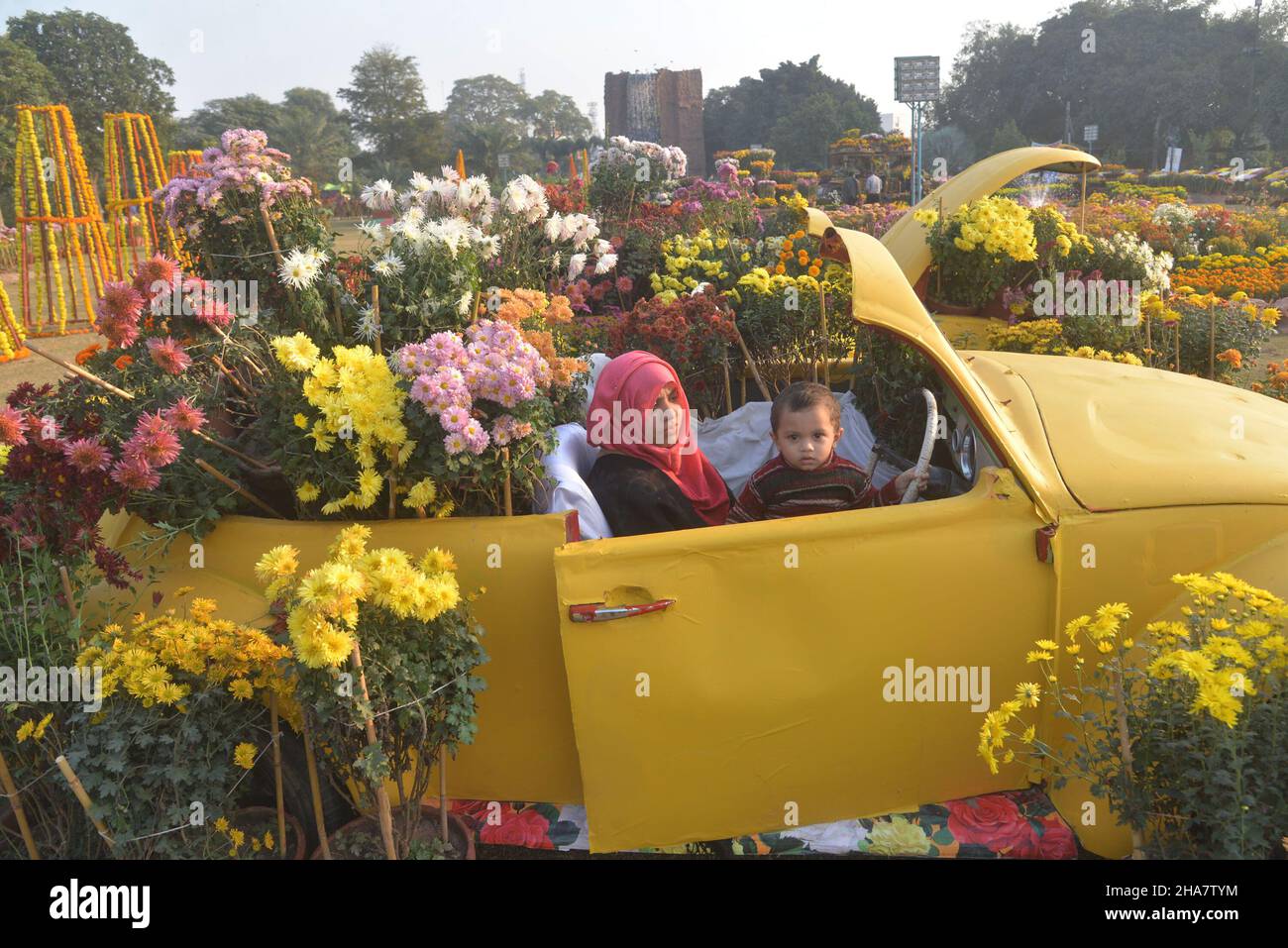 Lahore, Pakistan. 08th Dez 2021. Pakistanische Menschen genießen die jährliche Chrysantheme (Gul-e-Dawoodi) Ausstellung am 08. Dezember 2021 auf der Rennstrecke Jilani Park in Lahore, Pakistan. (Foto von Rana Sajid Hussain/Pacific Press/Sipa USA) Quelle: SIPA USA/Alamy Live News Stockfoto