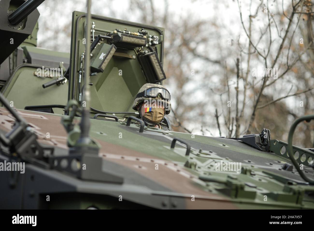 Bukarest, Rumänien - 1. Dezember 2021: Rumänische Soldaten auf gepanzerten Fahrzeugen von Piranha V bereiten sich auf die Militärparade des rumänischen Nationaltages vor. Stockfoto