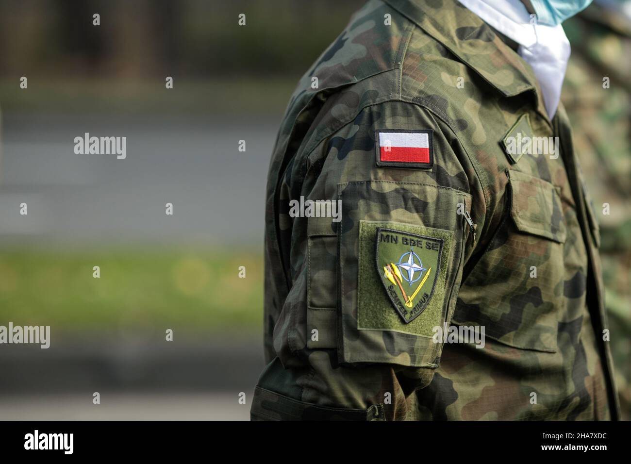 Bukarest, Rumänien - 01. Dezember 2021: Details mit der Flagge und Uniform eines polnischen Offiziers bei der Militärparade zum Rumänischen Nationalfeiertag. Stockfoto