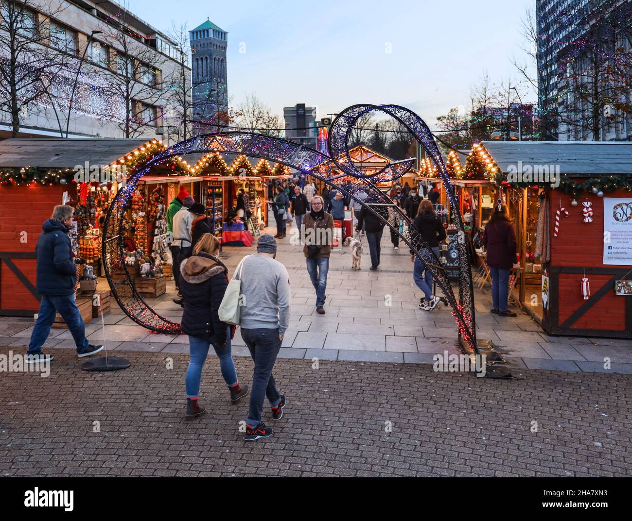 Weihnachtslichter verleihen den kleinen Holzbuden auf dem Plymouth Christmas Market auf der Piazza im Stadtzentrum Wärme Stockfoto