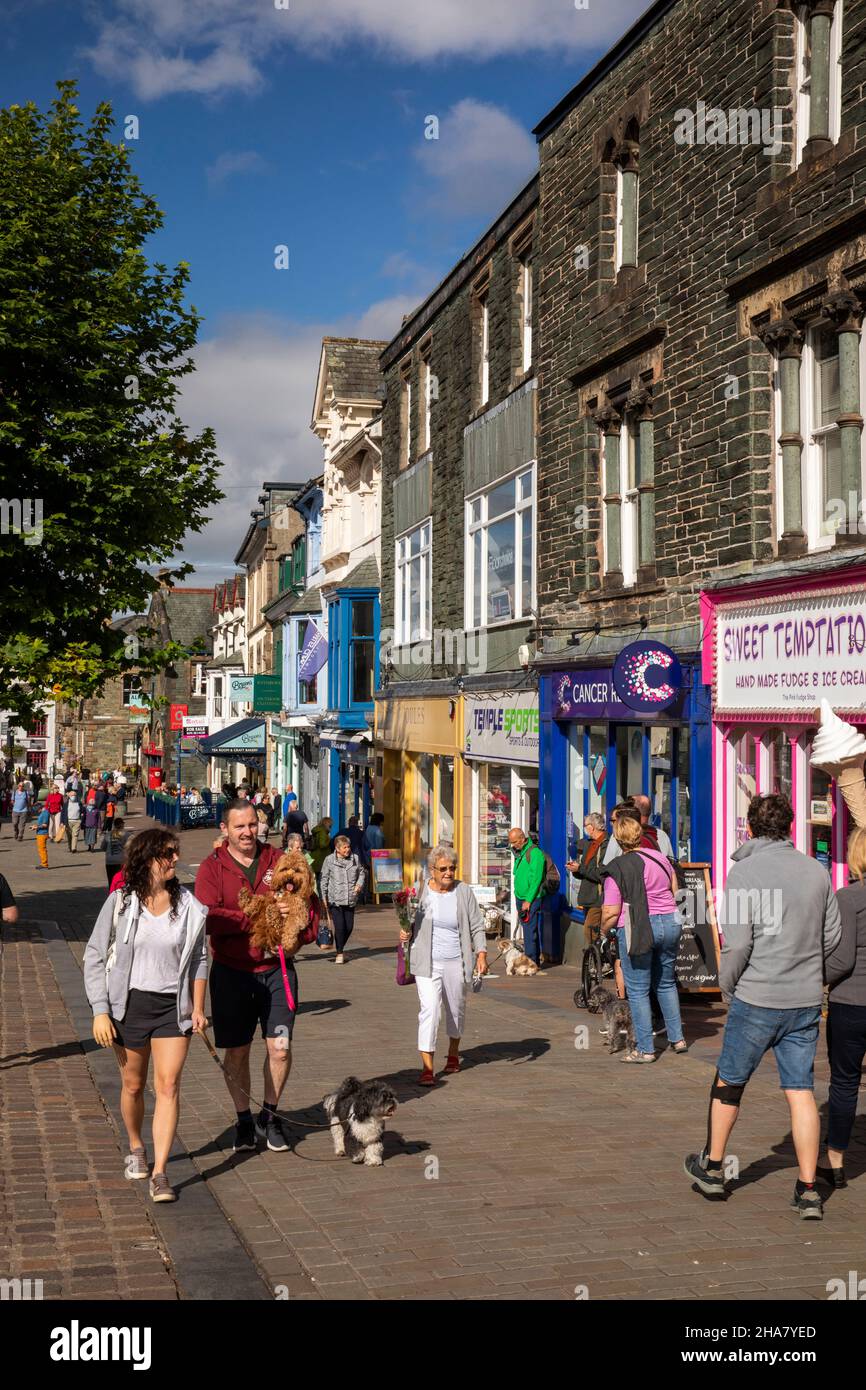 Großbritannien, Cumbria, Allerdale, Keswick, Main Street, Einkäufer in der Fußgängerzone Stockfoto