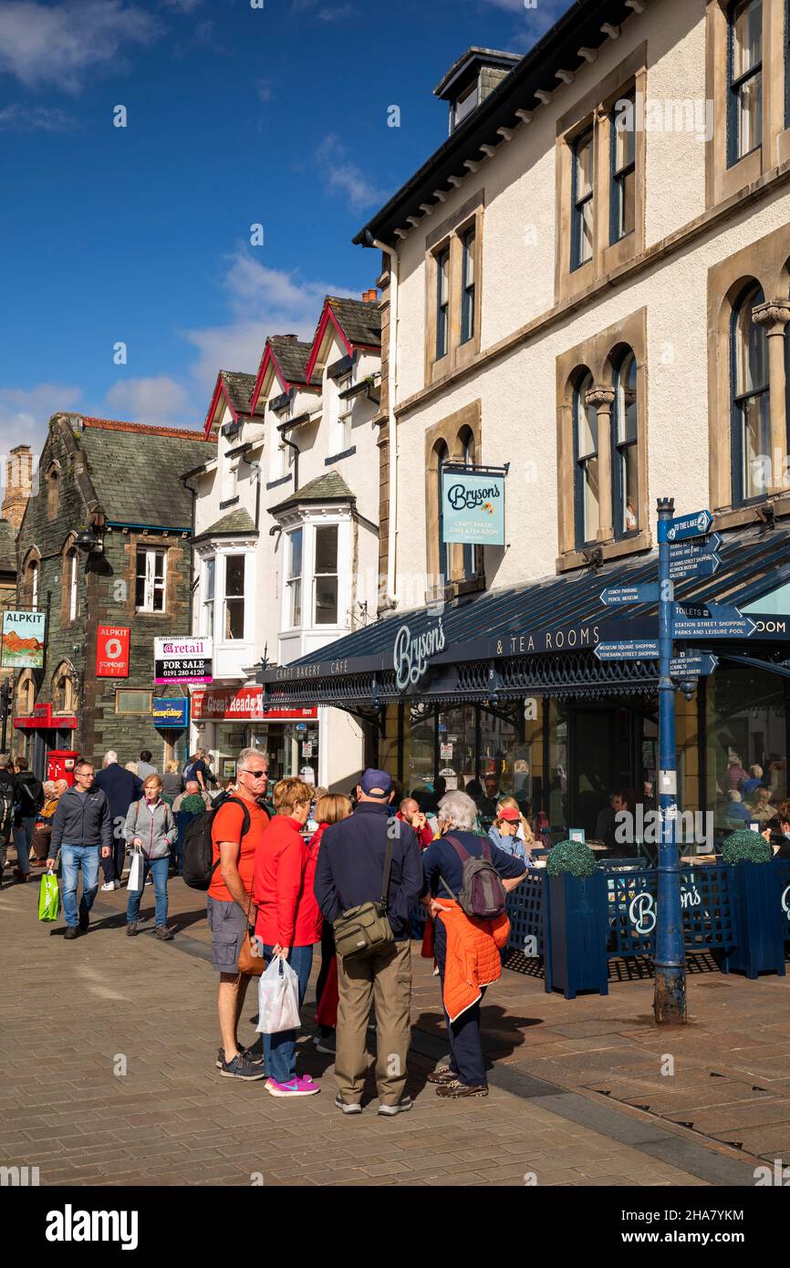 Großbritannien, Cumbria, Allerdale, Keswick, Main Street, Gäste in Sonnenschein vor Brysons Café & Tea Room in einer Fußgängerzone Stockfoto