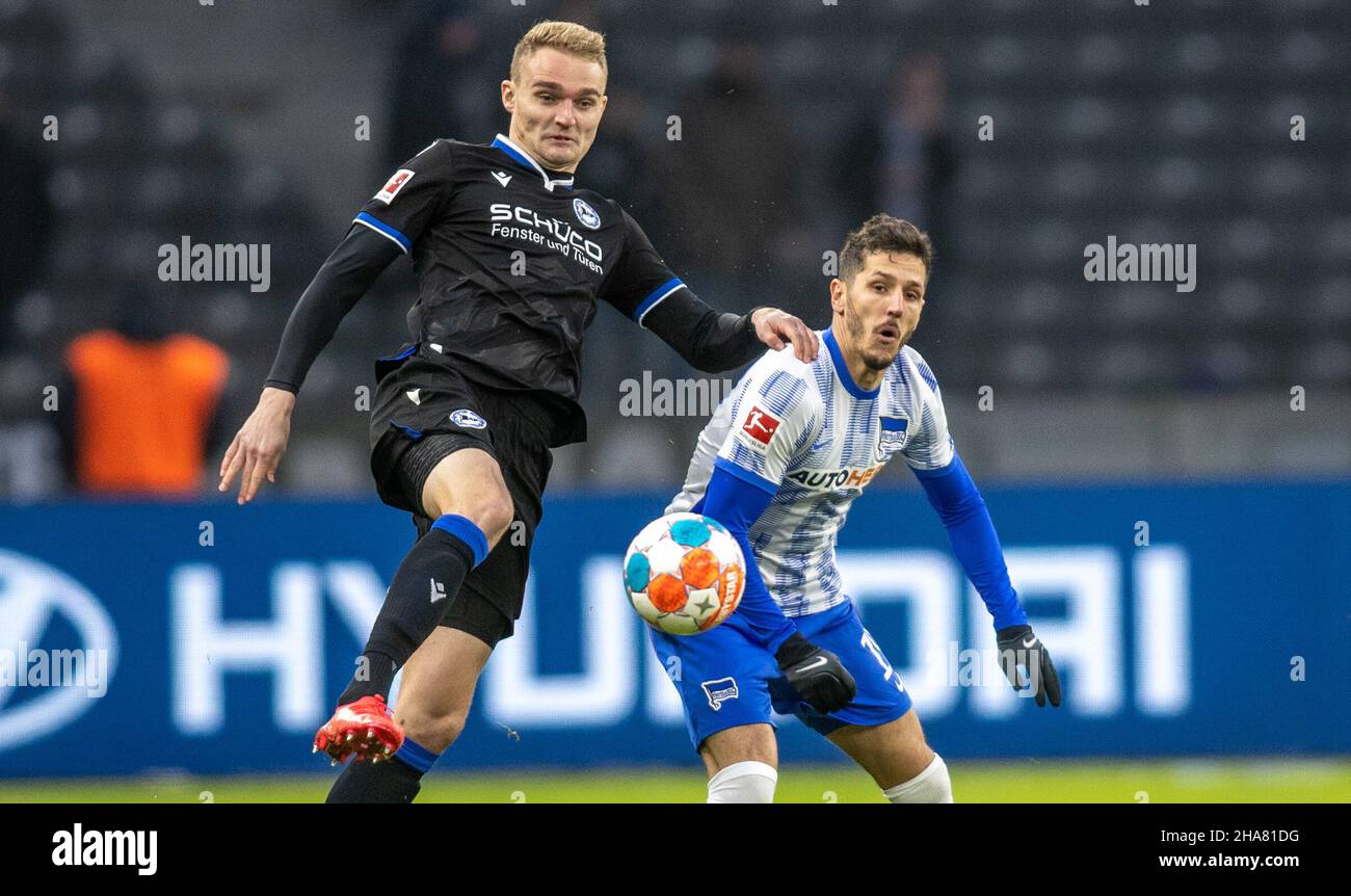 Berlin, Deutschland. 11th Dez 2021. Fußball: Bundesliga, Hertha BSC - Arminia Bielefeld, Matchday 15, Olympiastadion. Stefan Jovetic (r) von Hertha BSC gegen Amos Pieper von Arminia Bielefeld. Quelle: Andreas Gora/dpa - WICHTIGER HINWEIS: Gemäß den Bestimmungen der DFL Deutsche Fußball Liga und/oder des DFB Deutscher Fußball-Bund ist es untersagt, im Stadion und/oder vom Spiel aufgenommene Fotos in Form von Sequenzbildern und/oder videoähnlichen Fotoserien zu verwenden oder zu verwenden./dpa/Alamy Live News Stockfoto