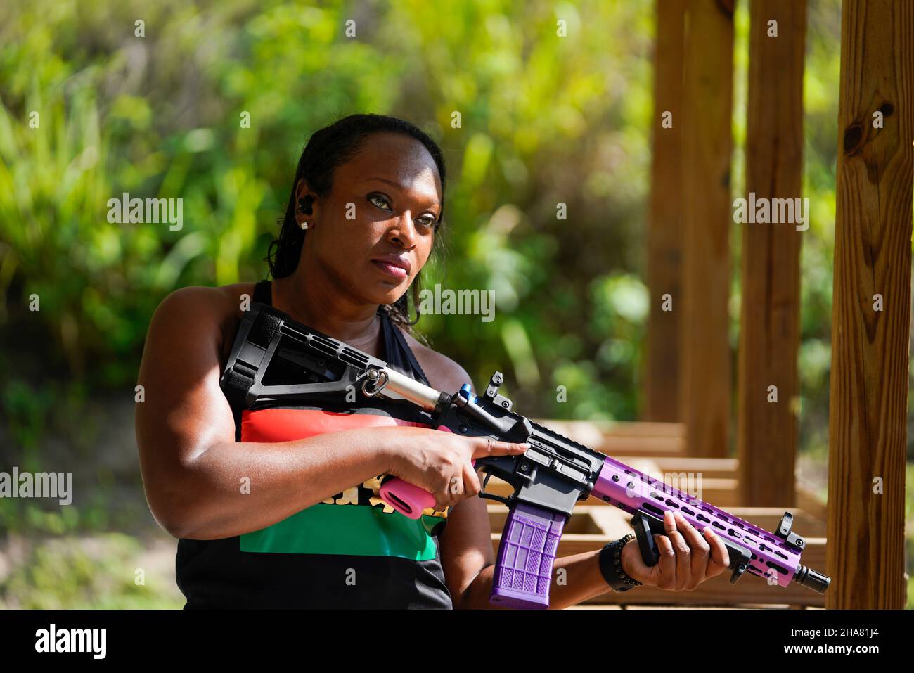 Nay Gargano posiert mit ihrer Lieblingswaffe, einem AR-15, den sie „Purple Rain“ nennt, am Dienstag, den 10. Juli 2021, in Ruskin, Florida. Gargano war lange Zeit Anti-Gun, bis sie es versuchte und fand, dass sie gut schießen konnte. Sie schießt nicht zum Schutz; sie mag es, Spaß auf der Strecke zu haben und Dampf abzulassen. (Foto von Martha Asencio-Rhine/Tampa Bay Times/TNS/Sipa USA) Quelle: SIPA USA/Alamy Live News Stockfoto