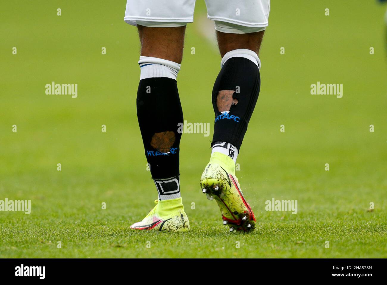 Huddersfield, Großbritannien. 11th Dez 2021. Löcher in den Socken von Josh Koroma #10 von Huddersfield Town in Huddersfield, Vereinigtes Königreich am 12/11/2021. (Foto von Ben Early/News Images/Sipa USA) Quelle: SIPA USA/Alamy Live News Stockfoto