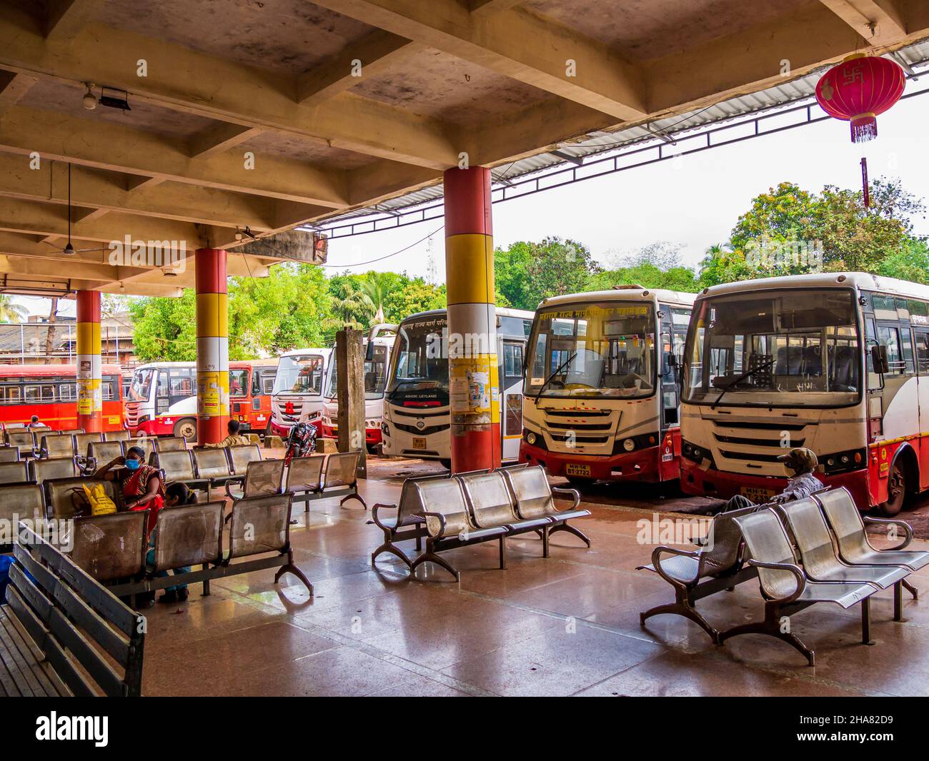 MUMBAI, INDIEN - 17. November 2021 : Maharashtra State Road Transportation Cooperation - MSRTC streiken Unannehmlichkeiten lakhs als 57.000 Busse weg von Straßen Stockfoto