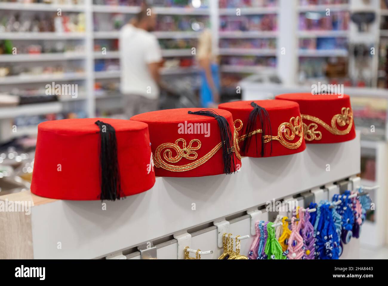 Kemer, Türkei - 08. 31. 2021: Verkauf von traditionellen türkischen Hüten von Fez in Kemer Stockfoto
