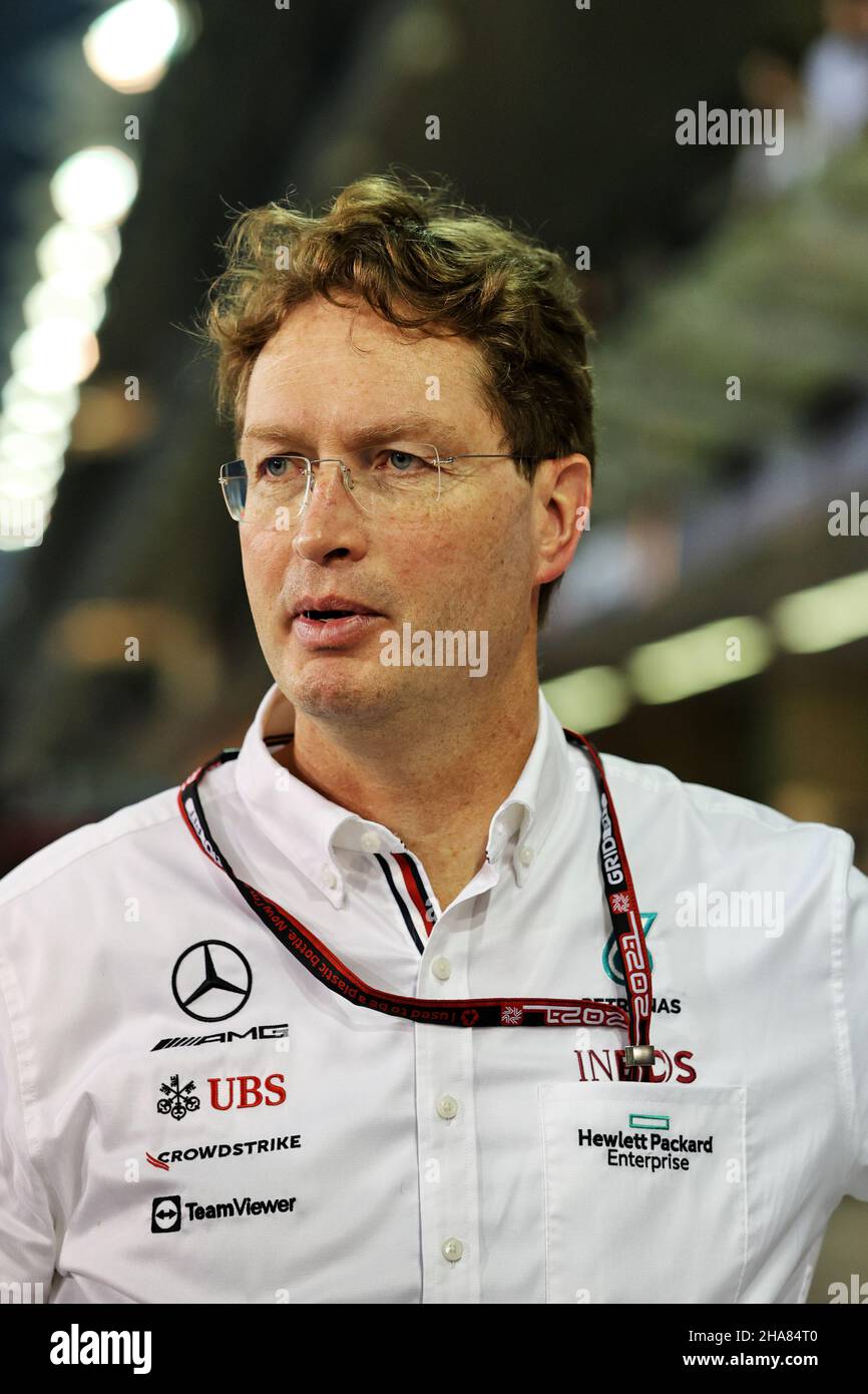 Abu Dhabi, Abu Dhabi. 11th Dez 2021. Ola Kallenius (SWE) Daimler Vorsitzender des Vorstands und Leiter Mercedes-Benz. Abu Dhabi Grand Prix, Samstag, 11th. Dezember 2021. Yas Marina Circuit, Abu Dhabi, VAE. Quelle: James Moy/Alamy Live News Stockfoto