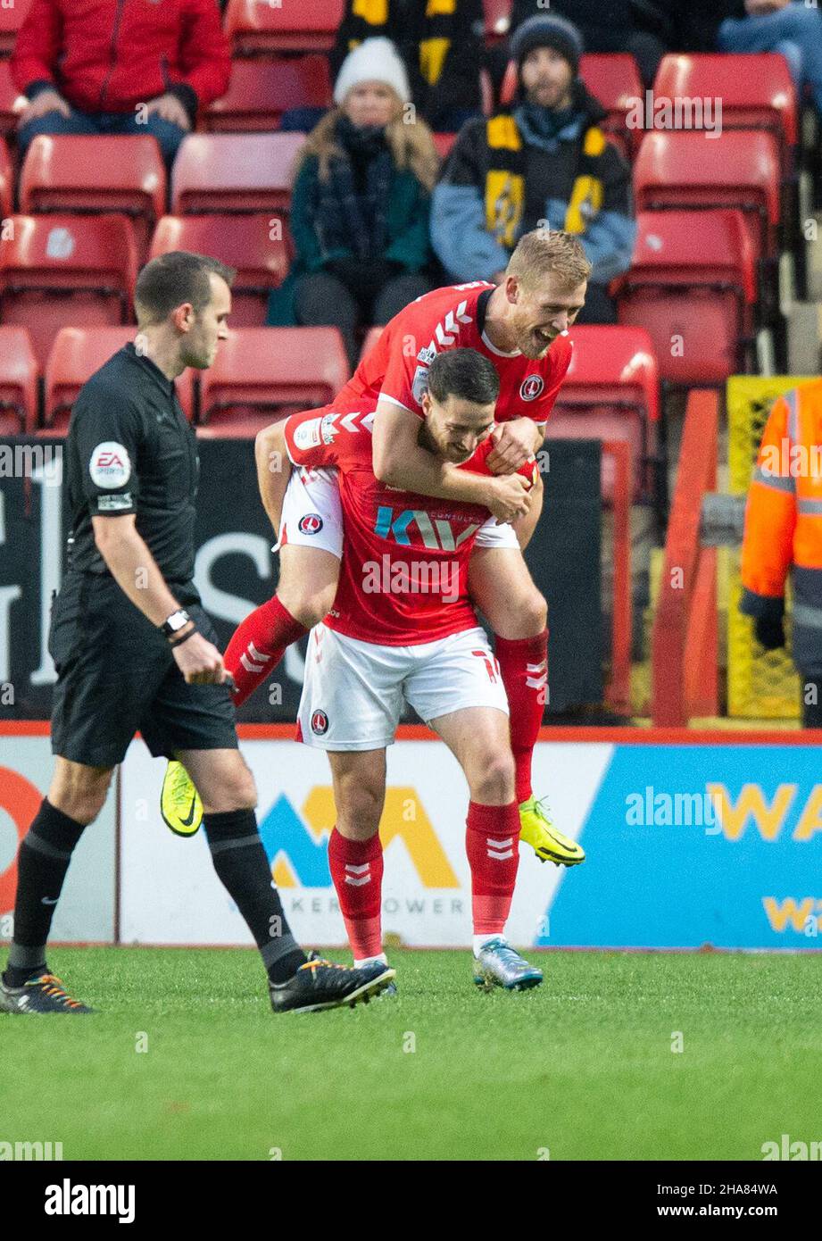 London, Großbritannien. 11th Dez 2021. Conor Washington von Charlton Athletic (14) feiert, nachdem er das Eröffnungstreffer mit Jayden Stockley von Charlton Athletic während des Spiels der Sky Bet League 1 zwischen Charlton Athletic und Cambridge United am 11. Dezember 2021 in The Valley, London, England, erzielt hat. Foto von Alan Stanford/Prime Media Images. Quelle: Prime Media Images/Alamy Live News Stockfoto