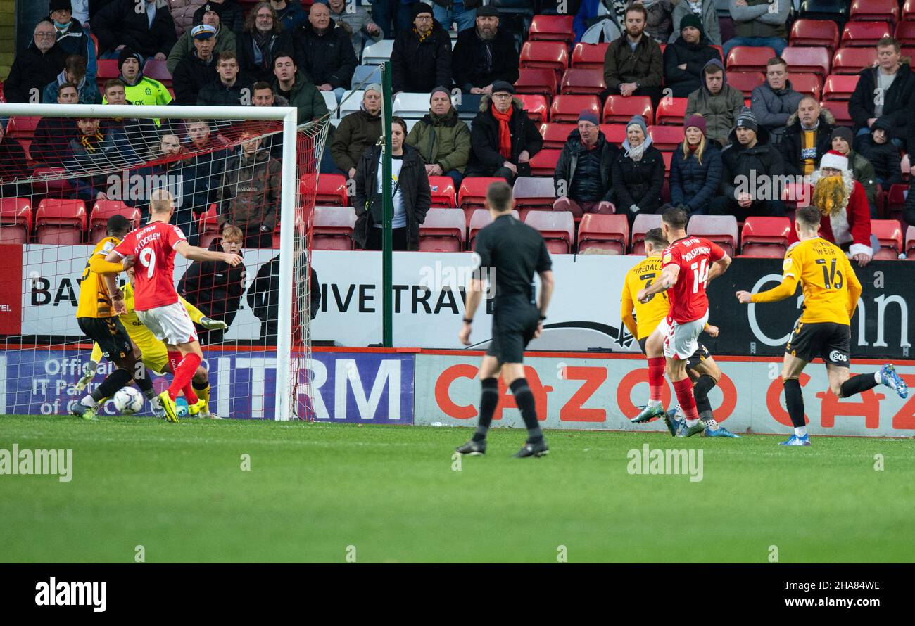 London, Großbritannien. 11th Dez 2021. Conor Washington von Charlton Athletic (14) erzielt das Eröffnungstreffer während des Spiels der Sky Bet League 1 zwischen Charlton Athletic und Cambridge United am 11. Dezember 2021 in The Valley, London, England. Foto von Alan Stanford/Prime Media Images. Quelle: Prime Media Images/Alamy Live News Stockfoto