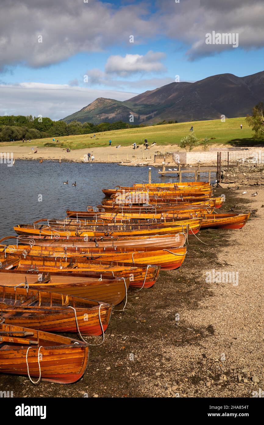 Großbritannien, Cumbria, Allerdale, Keswick, Derwentwater, Ruderboote am Seeufer Stockfoto