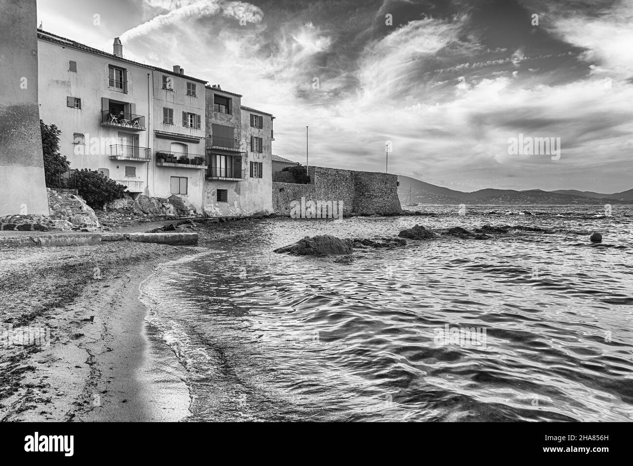 Der malerische Strand La Ponche im Zentrum von Saint-Tropez, Cote d'Azur, Frankreich. Die Stadt ist ein weltweit berühmter Ferienort für den europäischen und amerikanischen Jet Set A Stockfoto