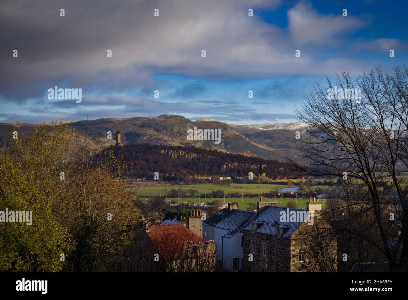 Ein Blick von Stirling Castle auf das Wallace Monument in Schottland mit einem leichten Schneebefall auf den Hügeln Stockfoto