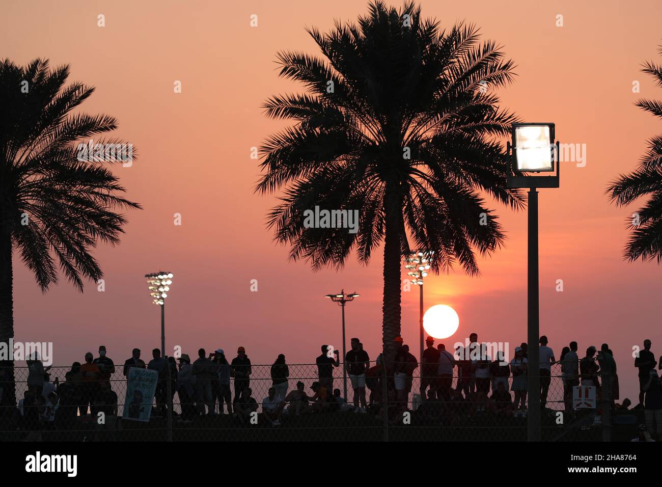 11th. Dezember 2021; Yas Marina Circuit, Abu Dhabi, Vereinigte Arabische Emirate: FIA Abu Dhabi F1 Grand Prix Qualifikationstag: Fans bei Sonnenuntergang Stockfoto