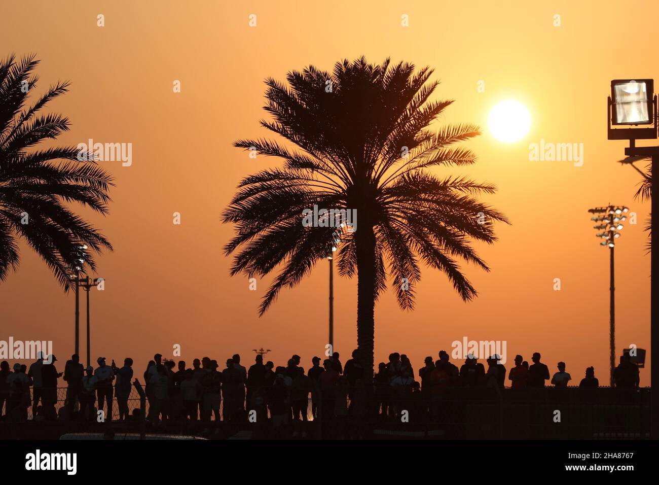 11th. Dezember 2021; Yas Marina Circuit, Abu Dhabi, Vereinigte Arabische Emirate: FIA Abu Dhabi F1 Grand Prix Qualifikationstag: Fans bei Sonnenuntergang Stockfoto