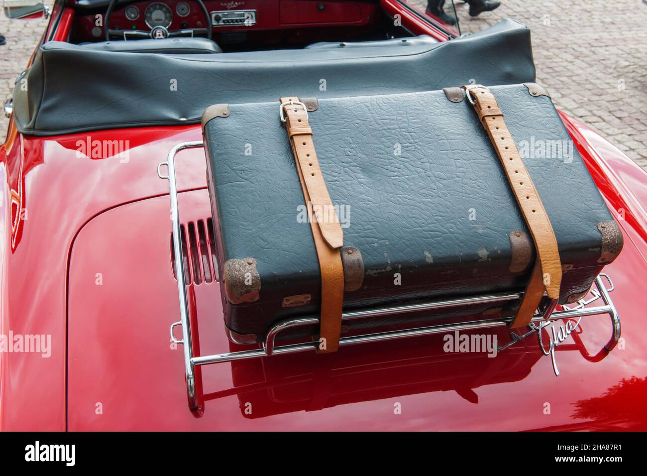 OrtEsens, Deutschland - 19. September 2021: Rückansicht eines Karman Ghia  Cabriolets mit umgeschnalltem schwarzem Koffer auf einem verchromten Gepäckträger  Oldtimer Stockfotografie - Alamy