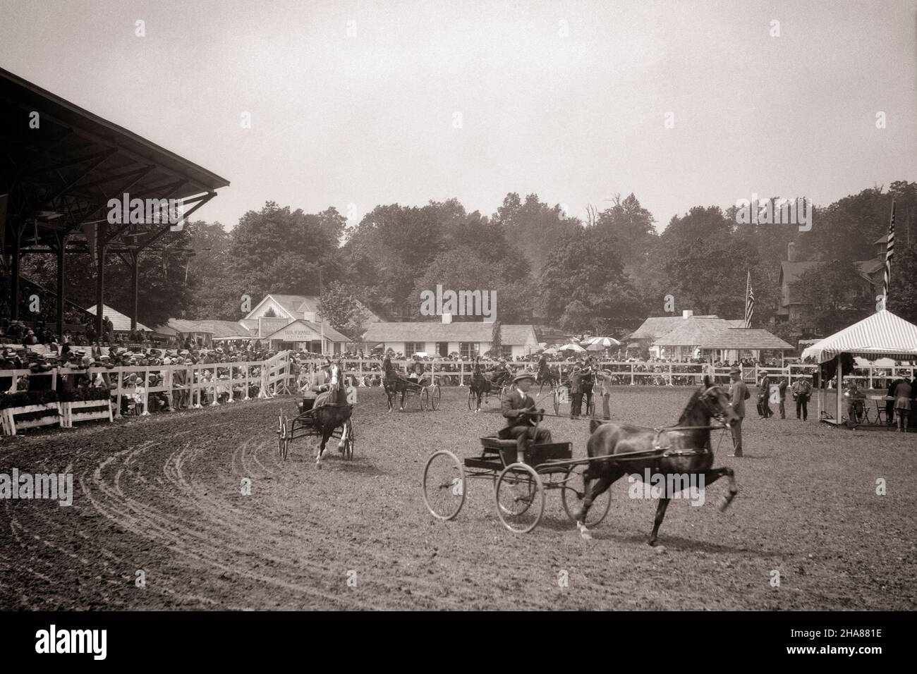 1920S 1926 HACKNEY KUTSCHENRENNEN AUF DER DEVON HORSE SHOW DEVON PENNSYLVANIA USA - H1107 HAR001 HARS KOOPERATION SÄUGETIERE SCHWARZ-WEISS WAGEN HAR001 HOHE STEPPING ALTMODISCH Stockfoto