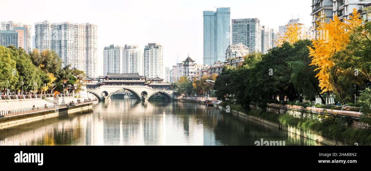 Die traditionelle Anshun-Brücke über den Jinjiang-Fluss, die durch Chengdu, die wunderschöne Mega-Stadt in Sichuan, China, führt Stockfoto