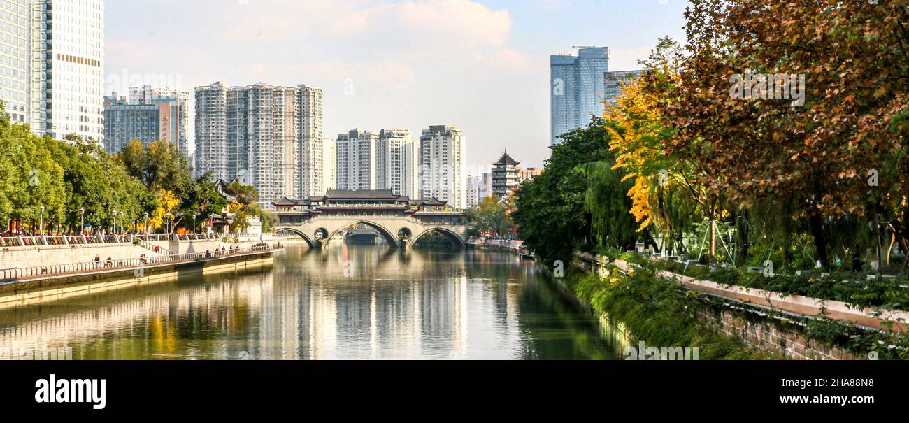 Herbst in Chengdu, einer Mega-Stadt in Sichuan, China - Bild zeigt die berühmte Anshun-Brücke über den Jinjiang-Fluss mit Wolkenkratzern im Hintergrund Stockfoto