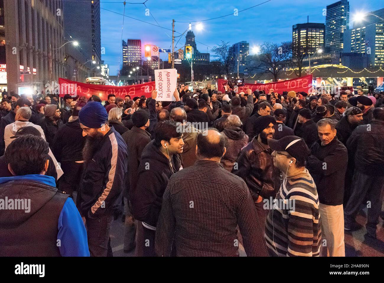 Taxifahrer protestieren am 9. Dezember 2015 gegen Uber X in Toronto, Kanada Stockfoto