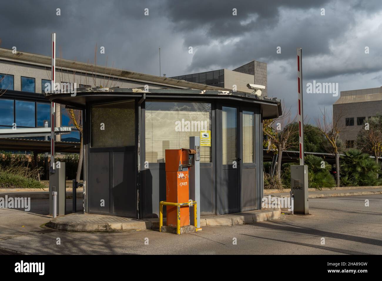 Llucmajor, Spanien; dezember 05 2021: Stillstehende Zufahrtskontrollstation auf dem Firmenparkplatz von Globalia, Industriepark Son Noguera, Insel Llucmajor Stockfoto