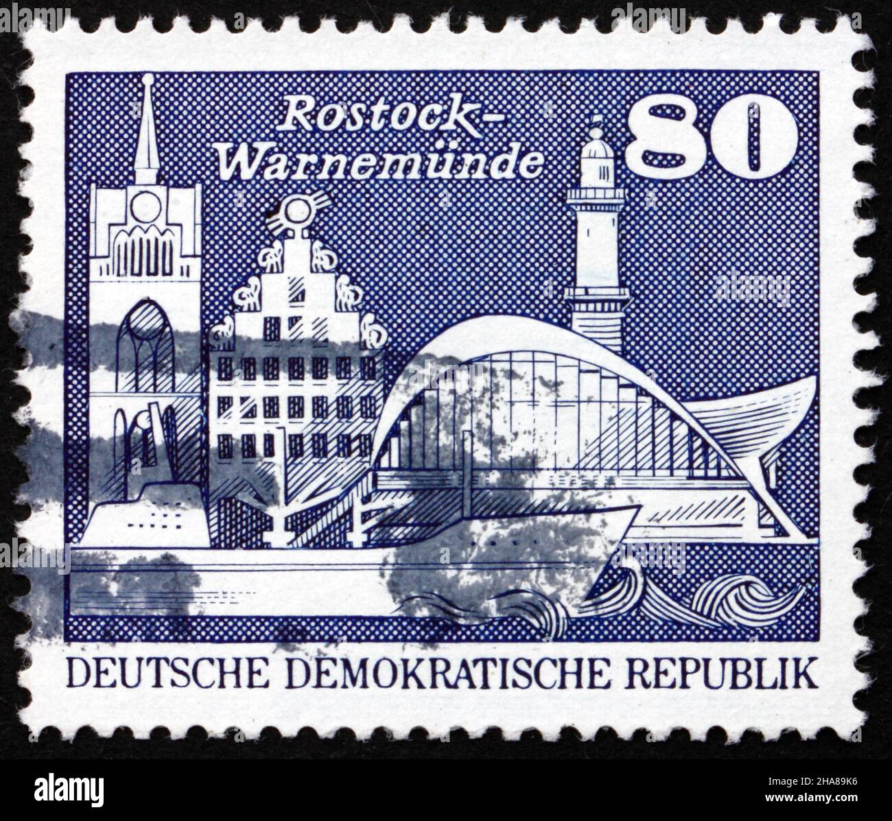 DDR - UM 1974: Eine in der DDR gedruckte Briefmarke zeigt Alt- und Neubauten, Rostock-Warnemunde, um 1974 Stockfoto