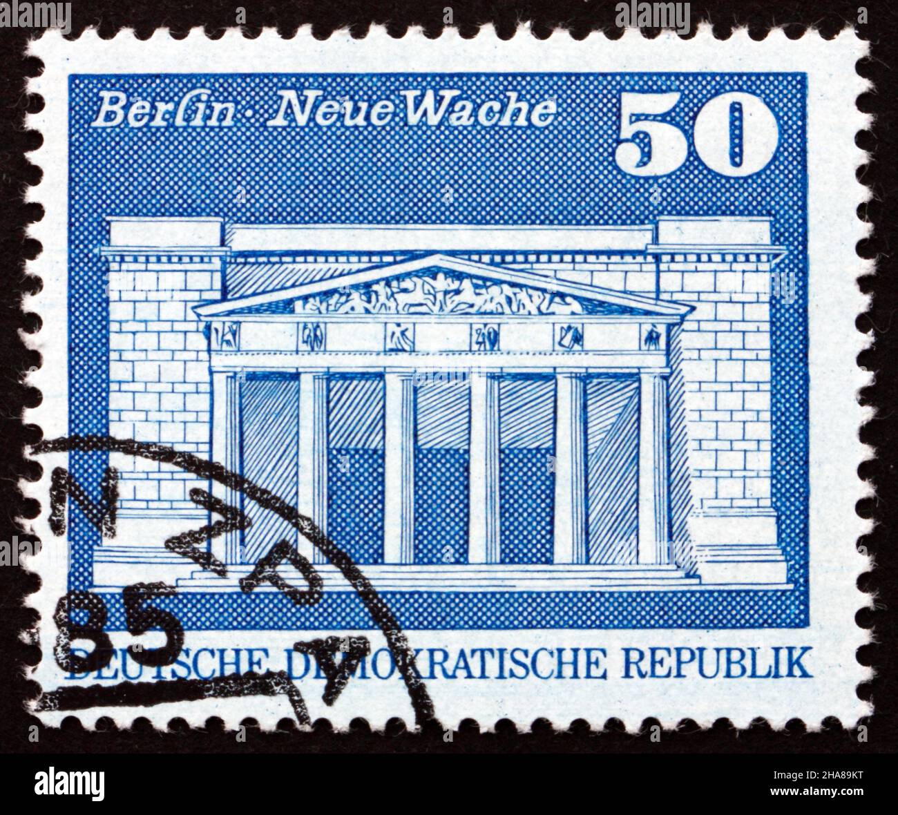 DDR - UM 1973: Eine in der DDR gedruckte Briefmarke zeigt Neues Wachhaus, Kriegsdenkmal, Gedenkstätte für die Gefallenen des Krieges, Berlin, um 1973 Stockfoto