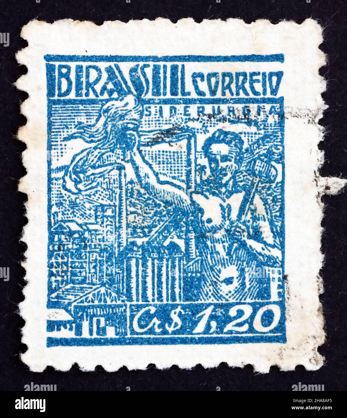 BRASILIEN - UM 1947: Eine in Brasilien gedruckte Marke zeigt Prometheus und Stahlindustrie, Feuerdiebstahl für den menschlichen Gebrauch, Fortschritt und Zivilisation, um Stockfoto